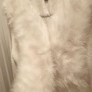 Womans/Jrs Cropped faux fur sweater. NWOT